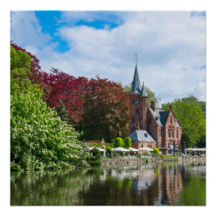 Klein kasteel bij het meer in Brugge, België Perfect Poster