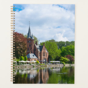 Klein kasteel bij het meer in Brugge, België Planner