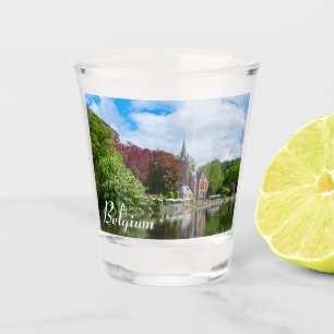 Klein kasteel bij het meer in Brugge, België Shot Glas