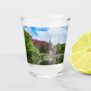 Klein kasteel bij het meer in Brugge, België Shot Glas