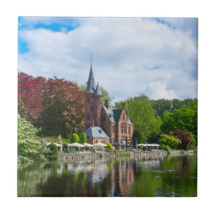 Klein kasteel bij het meer in Brugge, België Tegeltje