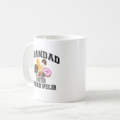 Klein kind bederft opa koffiemok (Voorkant links)