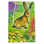 Klein konijn in bloemen medium cadeauzakje (Voorkant)