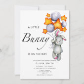 Klein konijn is op komst baby shower uitnodiging (Voorkant)