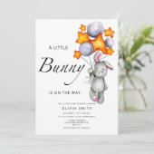 Klein konijn is op komst baby shower uitnodiging (Staand voorkant)