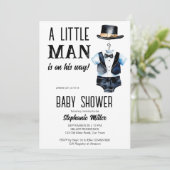 Klein man baby shower zwarte smoking en een pet kaart (Staand voorkant)