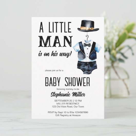 Klein man baby shower zwarte smoking en een pet kaart (Staand voorkant)