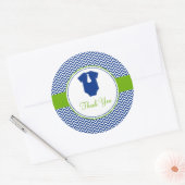Klein Man Chevron Blauw Groen Baby shower Ronde Sticker (Envelop)
