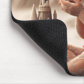 Klein meisje bewonderen een zeeschelp muismat (Hoek)