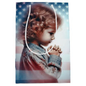 Klein meisje bidden met Amerikaanse vlag Medium Cadeauzakje (Voorkant)