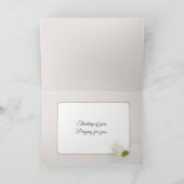 Klein meisje bidden met hond kaart (Binnen)