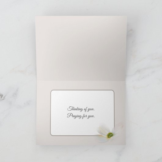 Klein meisje bidden met hond kaart (Binnen)