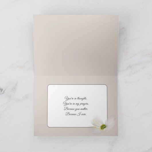 Klein meisje bidden met hond kaart (Binnen)