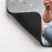 Klein meisje blazen paardenbloemen met kitten muismat (Hoek)