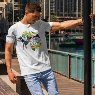 Klein meisje dat bessen verzamelt in bomen t-shirt
