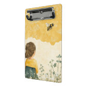 Klein meisje dat een hommel bekijkt mini klembord (Angled2)