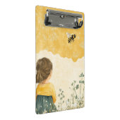 Klein meisje dat een hommel bekijkt mini klembord (Schuin)