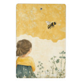 Klein meisje dat een hommel bekijkt mini klembord (Achterkant)