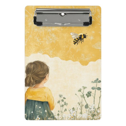 Klein meisje dat een hommel bekijkt mini klembord (Voorkant)