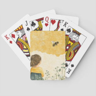Klein meisje dat een hommel bekijkt pokerkaarten