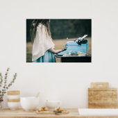 Klein meisje dat een verhaal typt poster (Keuken)