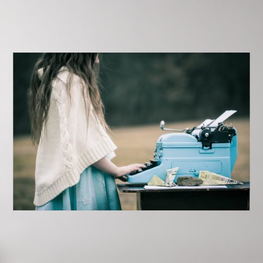 Klein meisje dat een verhaal typt poster (Voorkant)