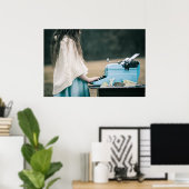 Klein meisje dat een verhaal typt poster (Thuiskantoor)