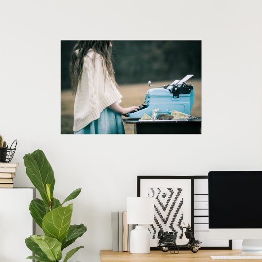 Klein meisje dat een verhaal typt poster (Thuiskantoor)