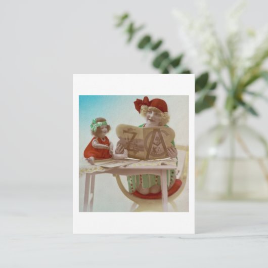 Klein meisje dat haar Dollie leest -  kaart (Staand voorkant)