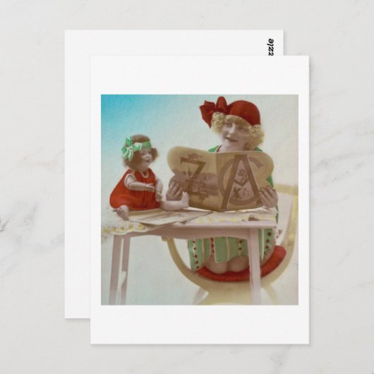 Klein meisje dat haar Dollie leest -  kaart (Voorkant / Achterkant)