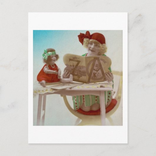 Klein meisje dat haar Dollie leest - kaart (Voorkant)