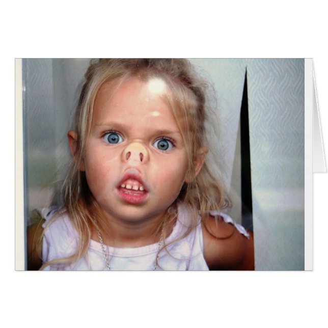 Klein meisje dat haar neus tegen het raam indrukt (Voorkant Horizontaal)