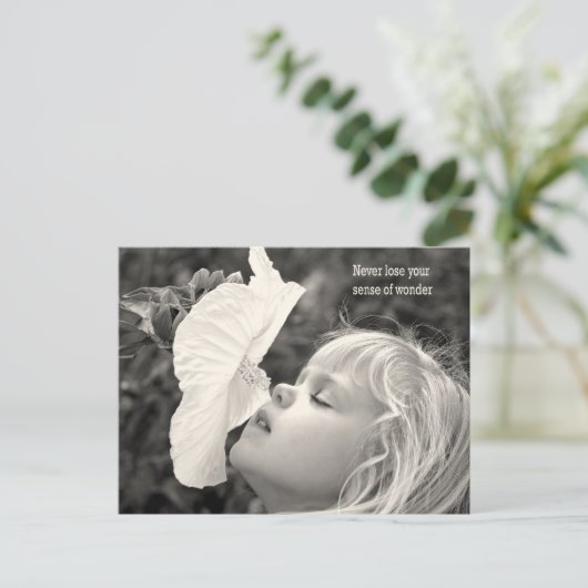 klein meisje dat hibiscus snat feestdagenkaart (Staand voorkant)