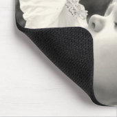 Klein meisje die naar hibiscus ruikt muismat (Hoek)