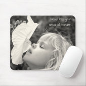 Klein meisje die naar hibiscus ruikt muismat (Met muis)