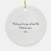 klein meisje door Fireplace Kerstmis Keramisch Ornament (Achterkant)