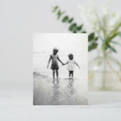 klein meisje en jongen met handenpost briefkaart (Staand voorkant)