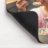 Klein meisje eten ontbijtgranen muismat (Hoek)