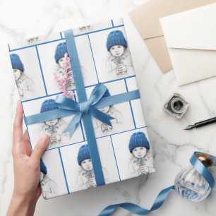 Klein meisje in blauwe hoed met vergeet-mij-nietje cadeaupapier