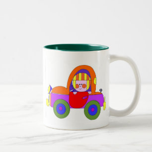 klein meisje in de auto tweekleurige koffiemok
