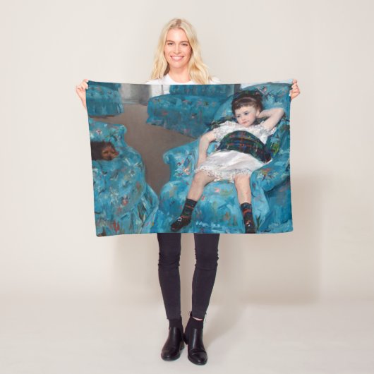 Klein meisje in een blauwe stoel, Cassatt Fleece Deken (In situ)