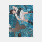 Klein meisje in een blauwe stoel, Cassatt Fleece Deken (Voorkant)