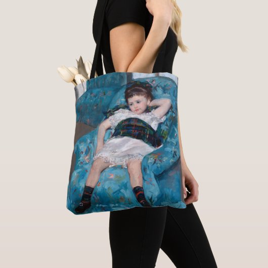 Klein meisje in een blauwe stoel, Cassatt Tote Bag (Dichtbij)