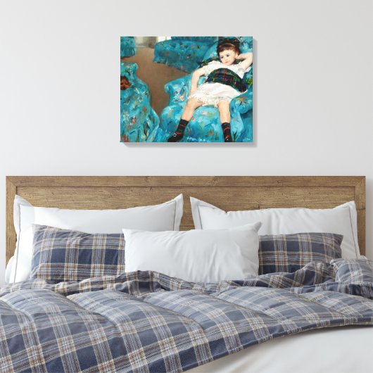 Klein meisje in een blauwe stoel door Mary Cassatt Canvas Afdruk (Insitu (Slaapkamer))