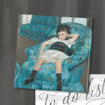 Klein meisje in een blauwe stoel | Mary Cassatt Magneet<br><div class="desc">Little Girl in a Blue Armchair (1878) van Mary Cassatt is een opvallend portret van een jong meisje dat loungt in een oversized blauwe fauteuil. Het schilderij vangt een moment van ontspanning, waarbij het kind nonchalant leunt en een gevoel van jeugdig gemak uitstraalt. De rijke blauwe tinten van de stoel...</div>