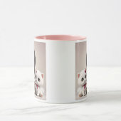 Klein meisje in een violette jurk en haar witte ka mok (Midden)