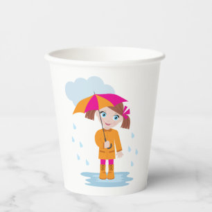Klein meisje in oranje regenjas met roze paraplu papieren bekers