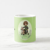 Klein meisje met een mok van een pushtoy koffie (Center)