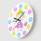 Klein meisje met een schattige kat met meerdere kl grote klok (Hoek)