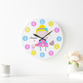 Klein meisje met een schattige kat met meerdere kl grote klok (Huis)